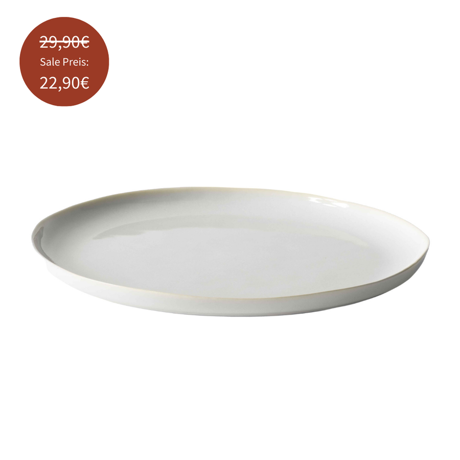 Großer, flacher Teller aus weißem Steingut der Serie ‘Vince’ von Tell Me More – minimalistisches skandinavisches Design mit natürlichem Rand, ideal für moderne Tischdekoration. Jetzt reduziert: Statt 29,90€ nur 22,90€ im Sale erhältlich